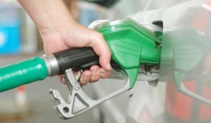 Carburanţii se scumpesc masiv, cu 31-40 de bani litrul